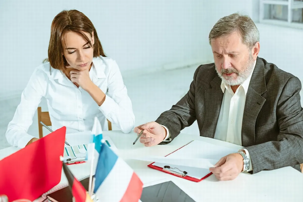 Equipe reunida ao redor de mesa no escritório