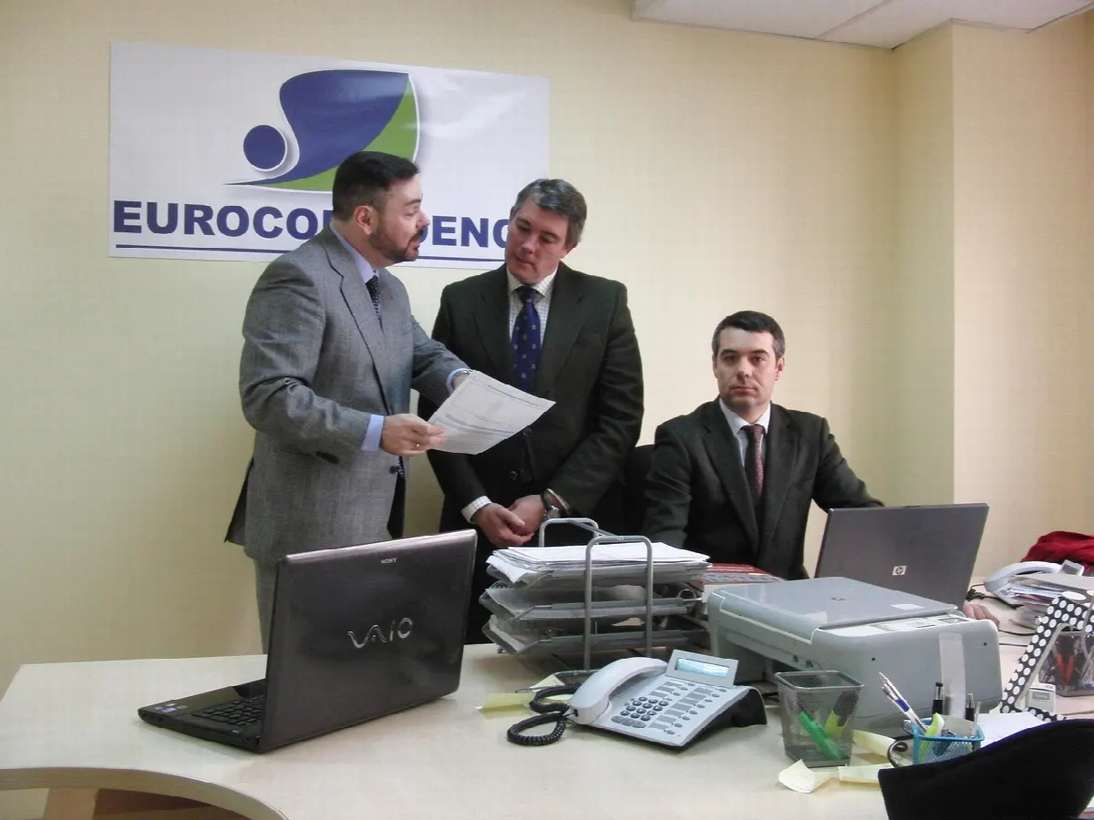 Equipe de agência analisando documentos na mesa