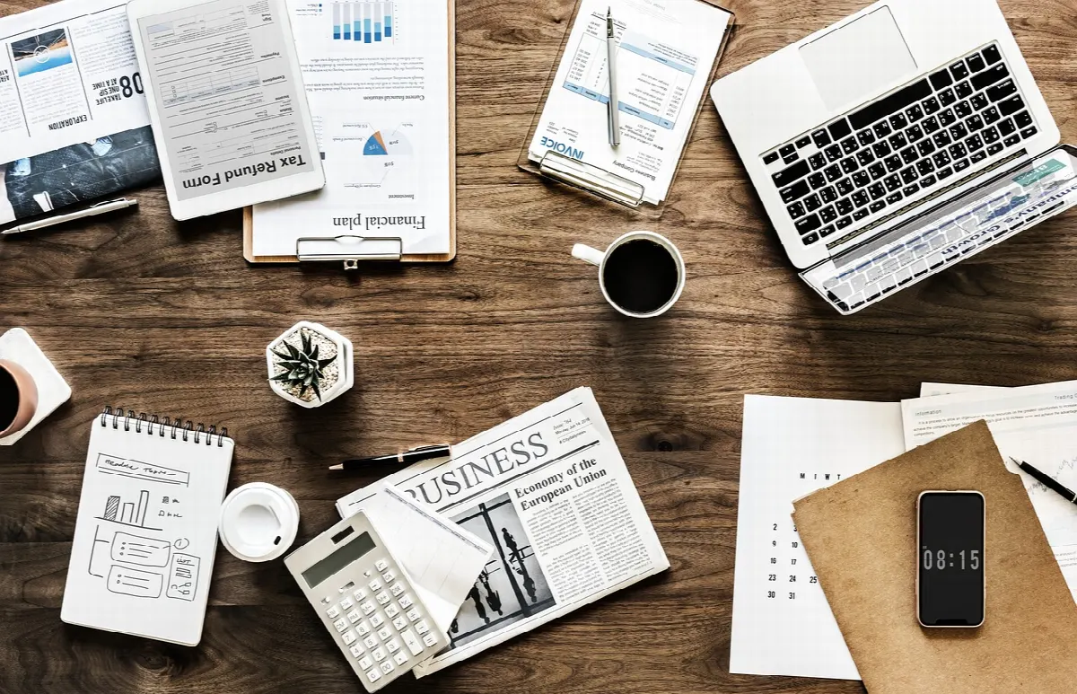 Consultor trabalhando em laptop na mesa